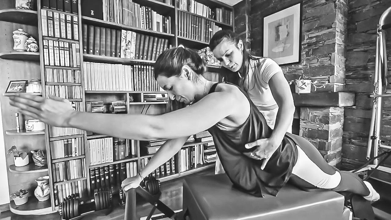 Classe de Pilates en estora en un espai lluminós